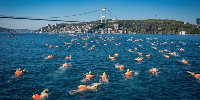 İstanbul Boğazı 38. kez kulaçlarla güzelleşti